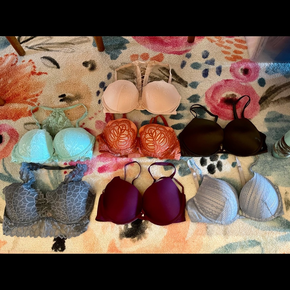 SOLD Lot of SEVEN 34D Victoria’s Secret Bras.